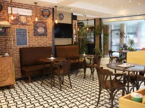 - un restaurant avec des tables, des chaises et un canapé dans l'établissement The Parma Hotel Downtown, à Istanbul