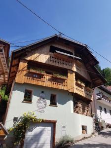 un edificio con un balcón en el lateral. en pr' Drašlerju, en Dovje