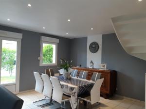 a dining room with a table and chairs at Cosy maison 3 chambres Honfleur jardin, parking privé et jacuzzi in Honfleur