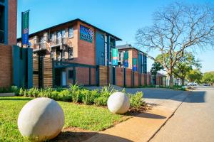 duas grandes bolas brancas sentadas ao lado de uma rua em Hotel AT Hatfield Apartments em Pretoria