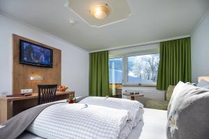 Postel nebo postele na pokoji v ubytování Hotel Das Schlossberg superior