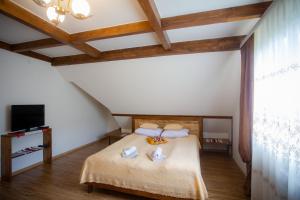 A bed or beds in a room at Сервус guest