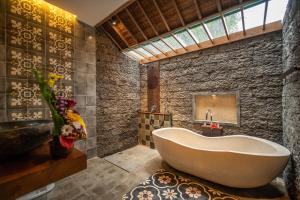 Kamar mandi di Ananda Ubud Resort