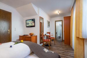 Postel nebo postele na pokoji v ubytování Hotel Das Schlossberg superior