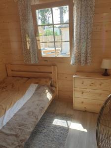 Ένα ή περισσότερα κρεβάτια σε δωμάτιο στο Domki w Charzy pod Kotwica - Charzykowy