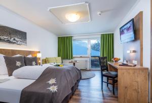 Postel nebo postele na pokoji v ubytování Hotel Das Schlossberg superior