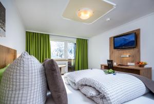 Postel nebo postele na pokoji v ubytování Hotel Das Schlossberg superior