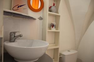 ein Bad mit einem Waschbecken und einem WC in der Unterkunft Le Biou in Cassis