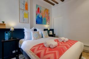 1 dormitorio con 1 cama grande y toallas. en Sweet Inn - Clery, en París