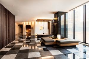 Hotel Hanshin Annex Osaka في أوساكا: غرفة معيشة مع أرضية مصدية