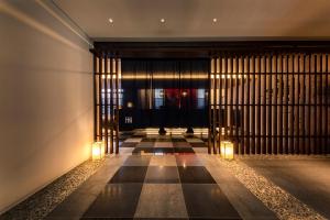 un pasillo vacío con dos luces y una puerta en Hotel Hanshin Annex Osaka, en Osaka