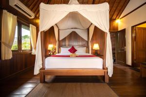 Tempat tidur dalam kamar di Ananda Ubud Resort