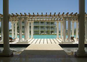 um pavilhão com colunas e uma piscina em Grand Palladium Jamaica Resort & Spa All Inclusive em Lucea