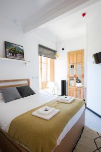 a bedroom with a bed with two towels on it at Guest House Ibaia Et Arramak in San Sebastián