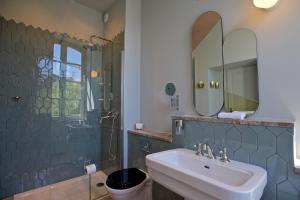 Koupelna v ubytování Le petit hotel + 37 fotografií
