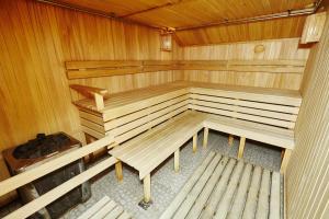 una sauna vacía con bancos de madera. en Gavan Hotel, en Vladivostok