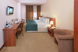 ein Hotelzimmer mit Bett und Wohnzimmer in der Unterkunft Ani Central Inn in Yerevan + 51 Fotos