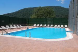 ein großer Swimmingpool mit Liegestühlen und einem Berg in der Unterkunft Sarot Termal Park Resort & Spa - Halal Hotel in Bolu