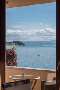 una ventana con vistas a un cuerpo de agua en Villa Darko - VIP Accomodations, en Ohrid