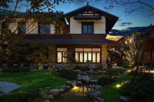 Vrt pred nastanitvijo Blossom Hill Yuejingzhuang Hotel