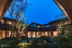 Vrt pred nastanitvijo Blossom Hill Yuejingzhuang Hotel