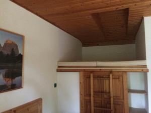 ヘーヴィーズにあるApartman Némethの木製の天井の客室のベッド1台分です。