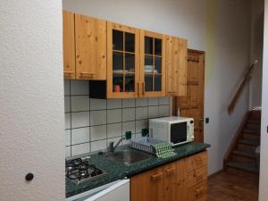 uma cozinha com um lavatório e um micro-ondas em Apartman Németh em Hévíz