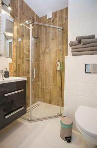 La salle de bains est pourvue d'une douche et de toilettes. dans l'établissement CR Uroczy Apartament w Centrum Nowy Świat 18, à Białystok