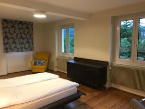 1 dormitorio con 2 camas, escritorio y ventanas en Françoise's Villa Luxury Hot Tub Mountain Ski - Munster en Luttenbach-près-Munster