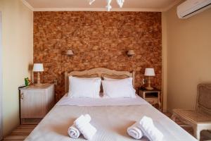 1 dormitorio con 1 cama con 2 toallas en Lighthouse Hotel, en Alexandroupoli