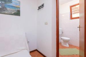 Koupelna v ubytování Studio Apartment + 20 fotografií
