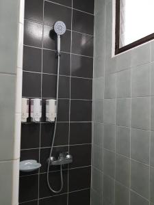uma casa de banho com uma cabeça de chuveiro em BaanBusarin Hotel em Hua Hin