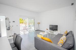 A television and/or entertainment centre at Cubo's Villa Dreams