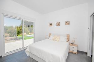 A bed or beds in a room at Cubo's Villa Dreams Még 30 kép