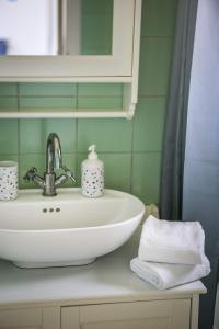 uma casa de banho com um lavatório e um espelho em Sea Apartment em Kateleios