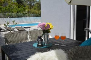 ザダルにあるVilla BLACK&BEAUTYのワインと花のテーブル