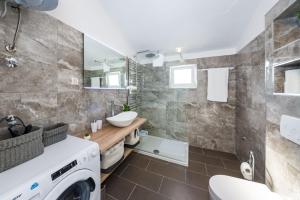 Kúpeľňa v ubytovaní Apartmani NEVA, Pridraga