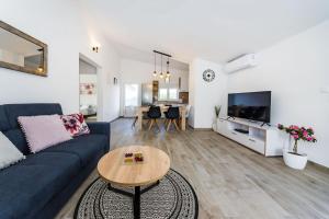 Televízia a/alebo spoločenská miestnosť v ubytovaní Apartmani NEVA, Pridraga