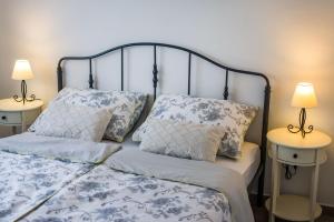 Posteľ alebo postele v izbe v ubytovaní Apartmani NEVA, Pridraga