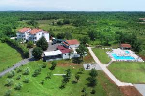 una vista aérea de una casa con piscina en Wish Apartments, en Poreč