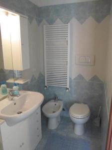 a bathroom with a sink and a toilet at Appartamento Leopardi in Castiglione della Pescaia