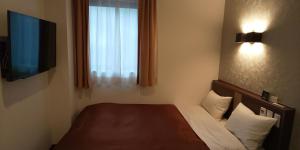 Postel nebo postele na pokoji v ubytování Ueno First City Hotel