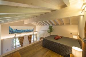1 dormitorio con 1 cama en un loft en Agriturismo Casarai, en Zone