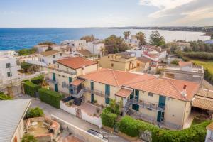 una vista aérea de una ciudad con casas y agua en Calabernardo Home Malacala en Calabernardo