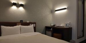 Postel nebo postele na pokoji v ubytování Ueno First City Hotel