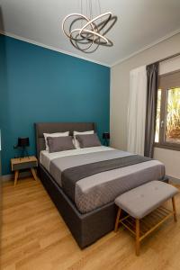 Postel nebo postele na pokoji v ubytování Heraklion chic and minimalistic apartment with sea view
