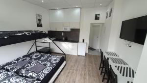 Posteľ alebo postele v izbe v ubytovaní Small Apartments Denisa Business