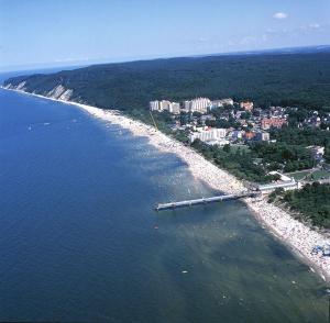 - une vue aérienne sur une plage avec une ville dans l'établissement Apartament Helena, à Międzyzdroje