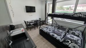 Posteľ alebo postele v izbe v ubytovaní Small Apartments Denisa Business