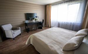 PribylovoにあるZagorodniy Club Westのベッドルーム1室(ベッド1台、デスク、椅子付)